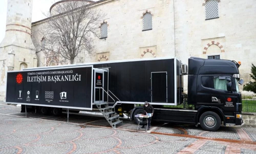 Η Τουρκία προχωρά την προπαγάνδα της σε άλλο επίπεδο... με φορτηγό που προσφέρει «εμπειρία πτήσης UAV»